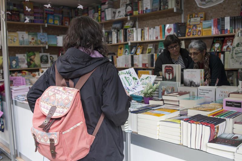 Ambiente en la Feria del Libro de València