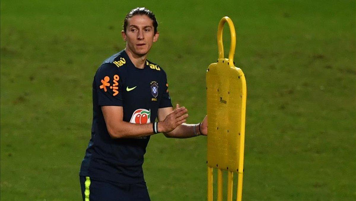 Filipe Luis sería titular en el debut de Brasil