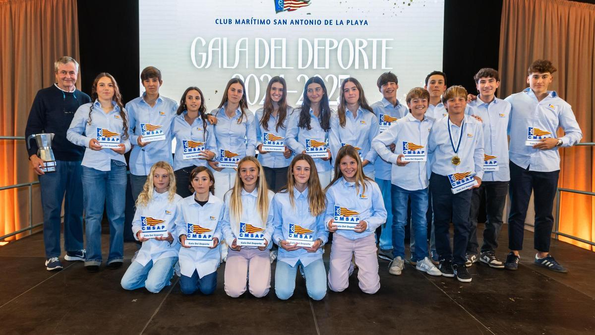 Todos los premiados por el CMSAP posaron al término de la gala