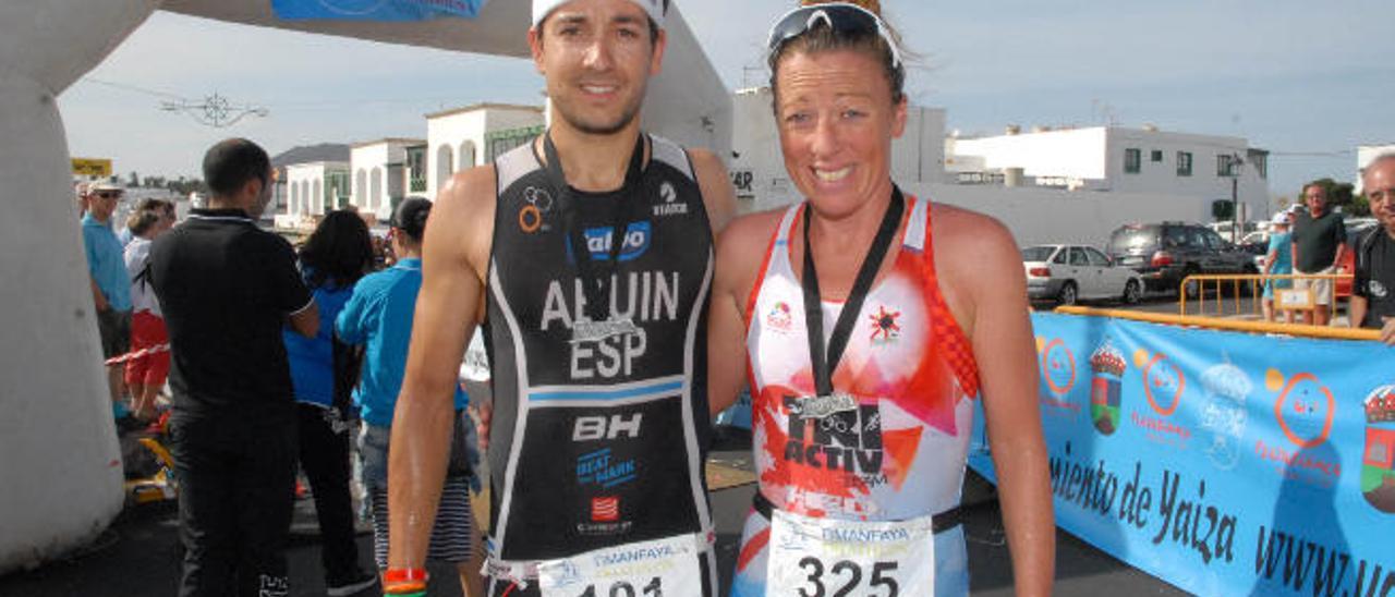 Uxio Abuín (i.) y Bella Bayliss, ganadores del IV Timanfaya Triatlón.