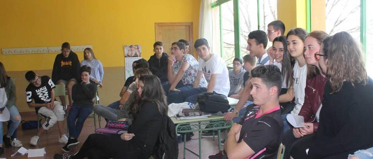 Los alumnos del instituto César Rodríguez, ayer, durante la reunión.