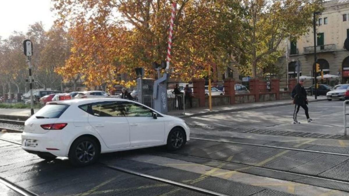 Un cotxe creuant en un pas a nivell a Figueres. | DIARI DE GIRONA