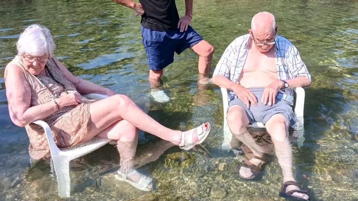 Actividades como las que realizan los voluntarios con las personas mayores de la residencia (en la imagen, un baño en el río) ayudan a reforzar las relaciones