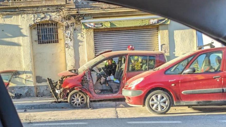 El cotxe després d'encastar-se contra la façana a la carretera de Vic de Moià