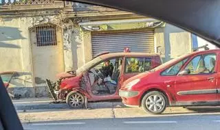 Un home resulta ferit en encastar-se amb el cotxe contra una façana a Moià