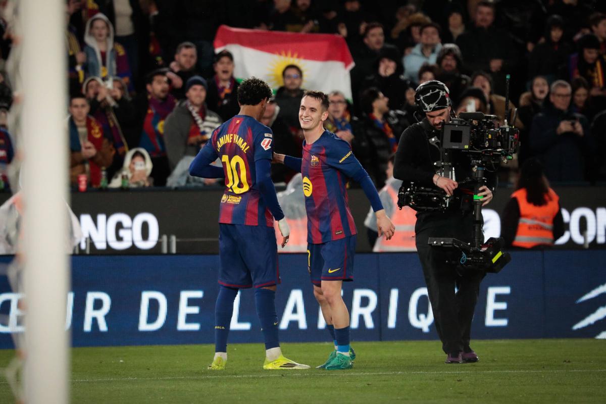 Lamine Yamal y Casadó celebran la victoria ante el Oviedo