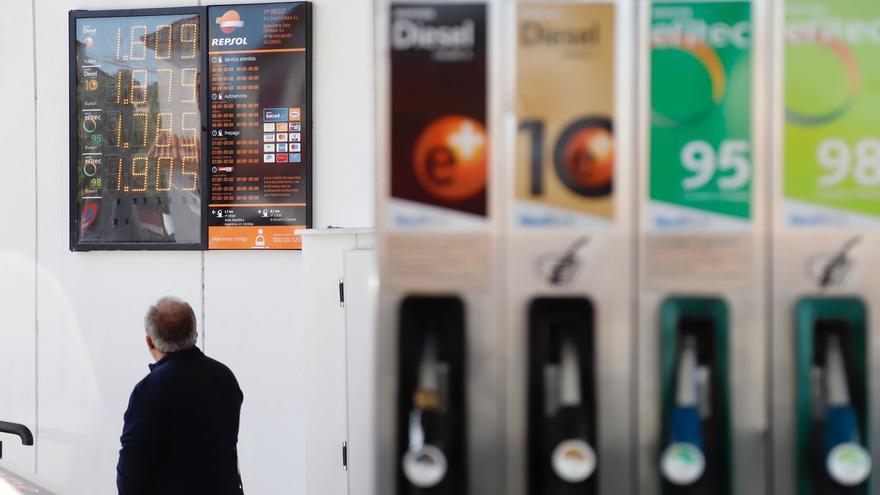 ¿Por qué el diésel ya es más caro que la gasolina? Las razones por las que se ha invertido esta regla no escrita