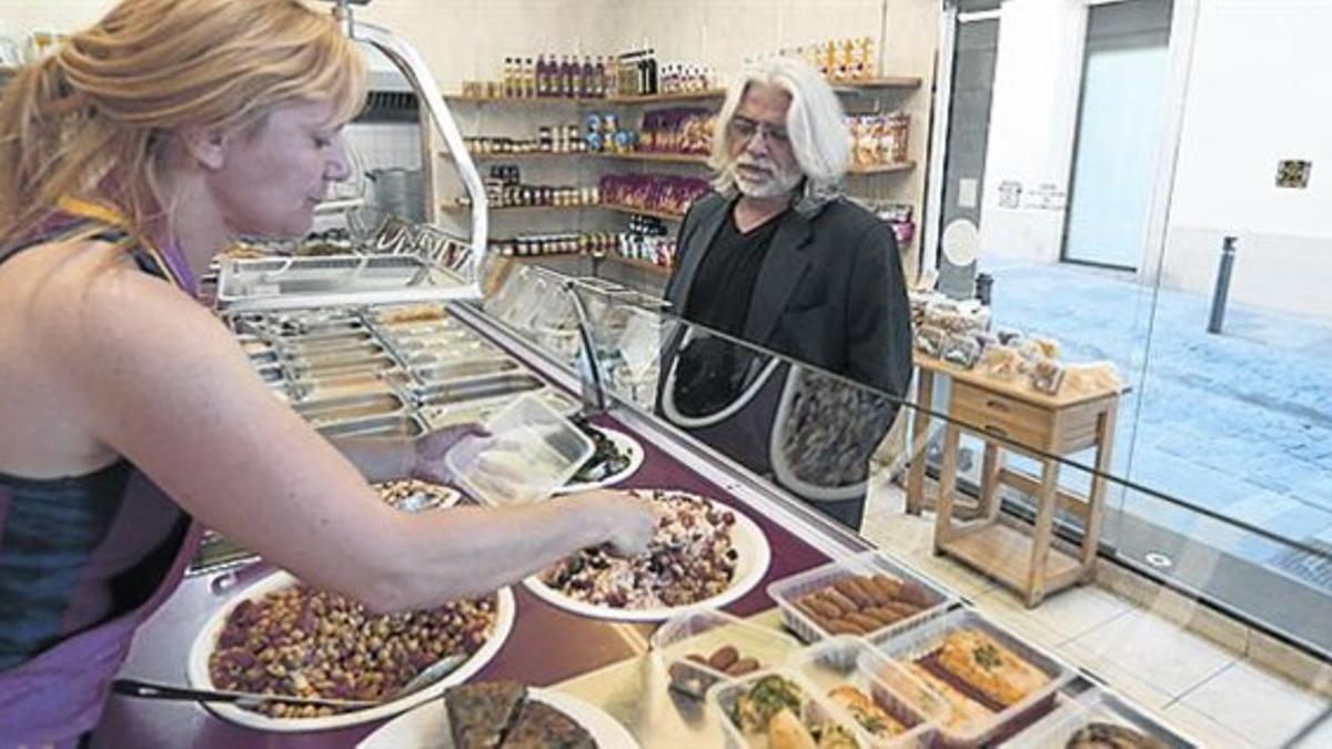 Plaza de Mercadal, 23 «Mi abuela me traía aquí»«SOY DE PEQUEÑO COMERCIO, DONDE SABEN TU NOMBRE Y TUS GUSTOS», DICE, EN LA TIENDA DE LEGUMBRES COCIDAS PUIGMACIÀ, JUNTO A MERCADO