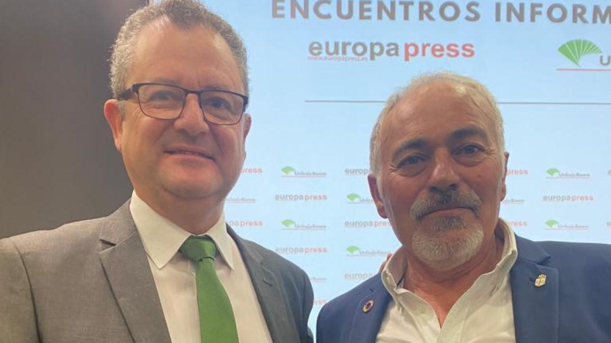 El consejero de Agricultura, Gerardo Dueñas, y el primer teniente de alcalde de Benavente, Eguenio Blanco, esta mañana en Valladolid.