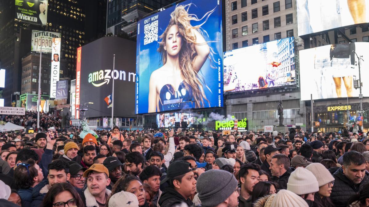 Personas se reúnen para ver la presentación gratuita que ofrece la cantante colombiana Shakira este martes en Times Square, Nueva York.