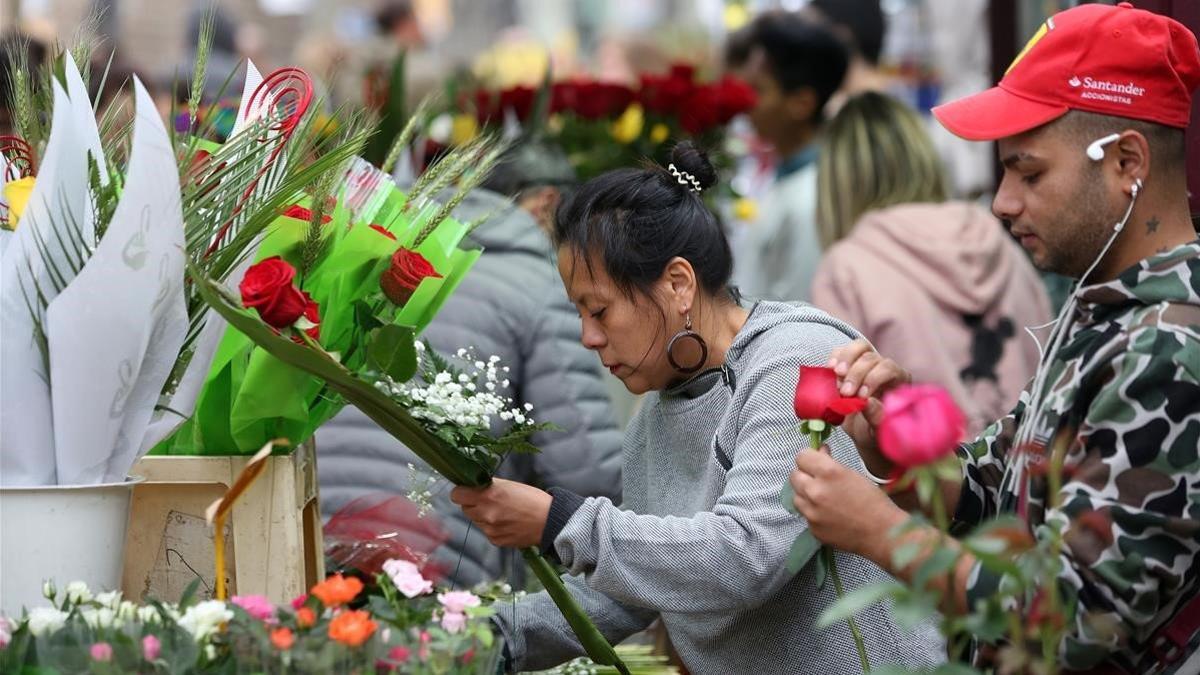 Venta de libros y rosas en la Rambla.