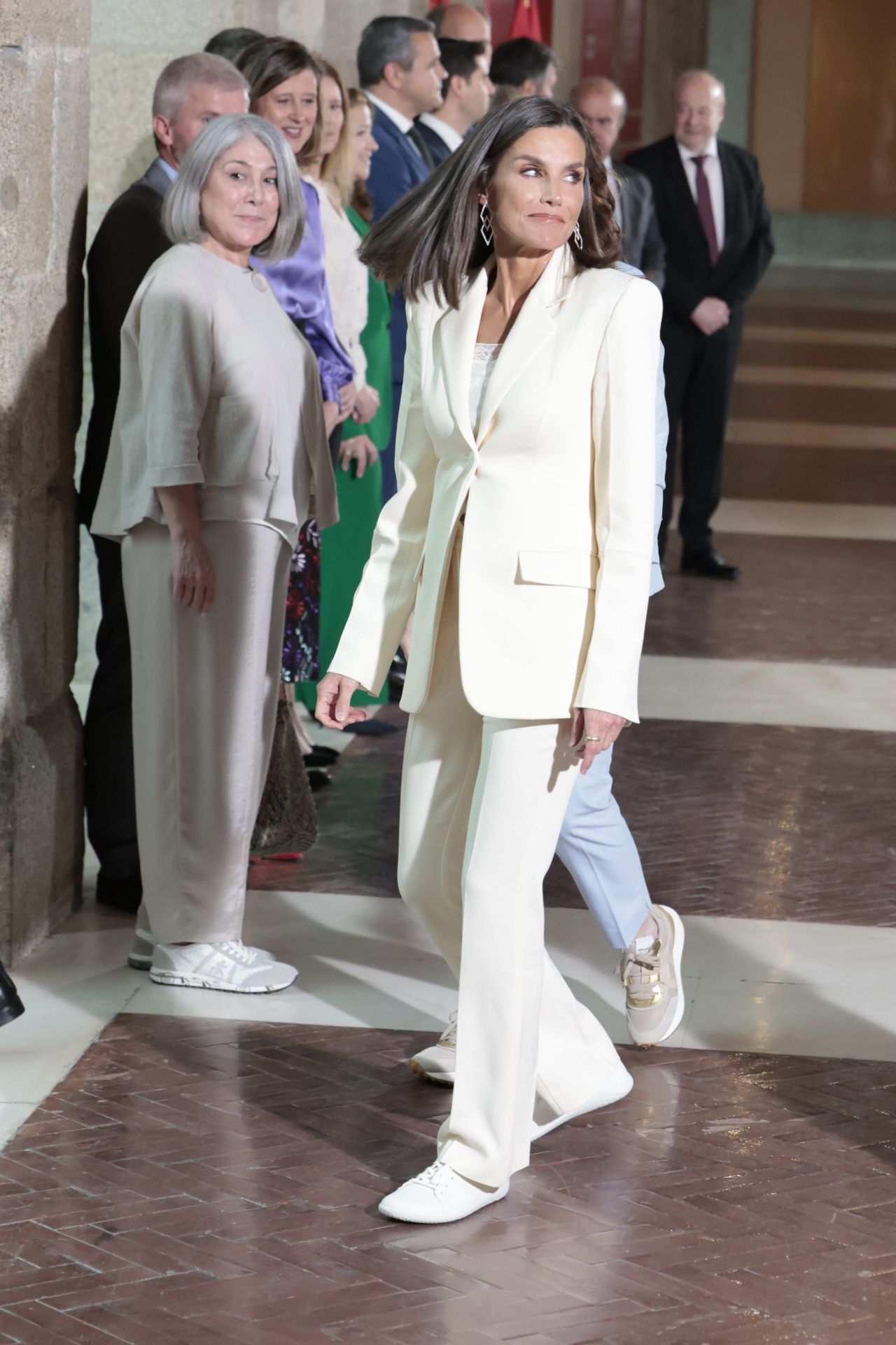 La reina Letizia estrena traje y zapatillas en su segundo acto de la semana.