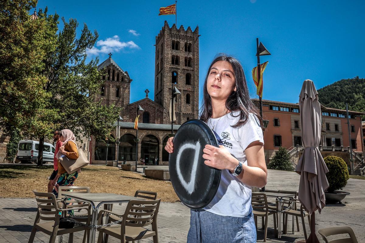 Laura Gómez, camarera, llegó a Ripoll hace tres años procedente de Colombia.