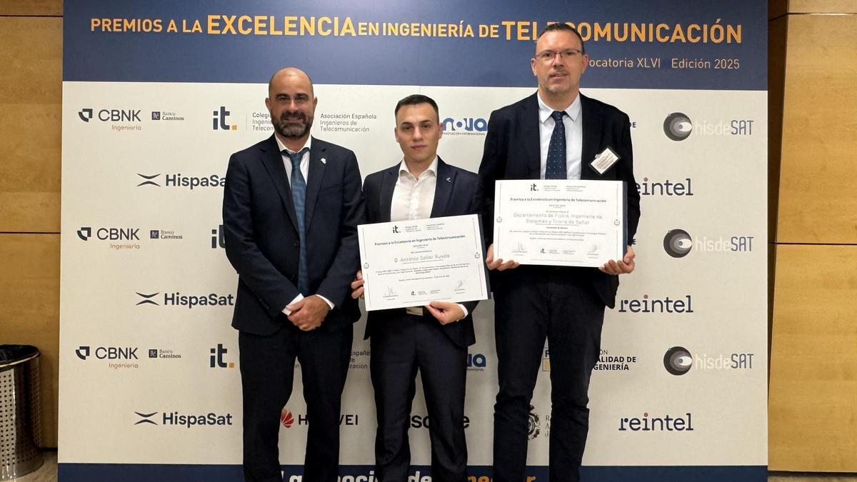 De izquierda a derecha, Josué A. Nescolarde; Antonio Seller (el galardonado) y Stephan Marini
