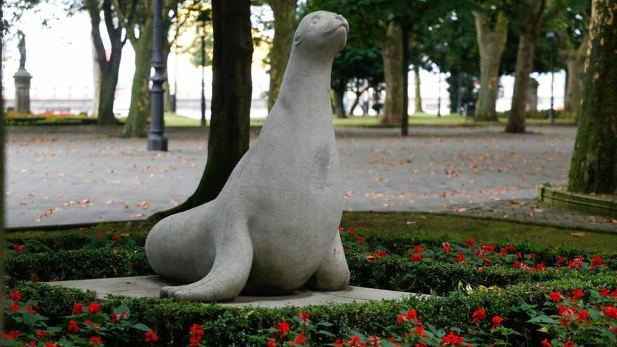 La escultura de la foca del parque del Muelle