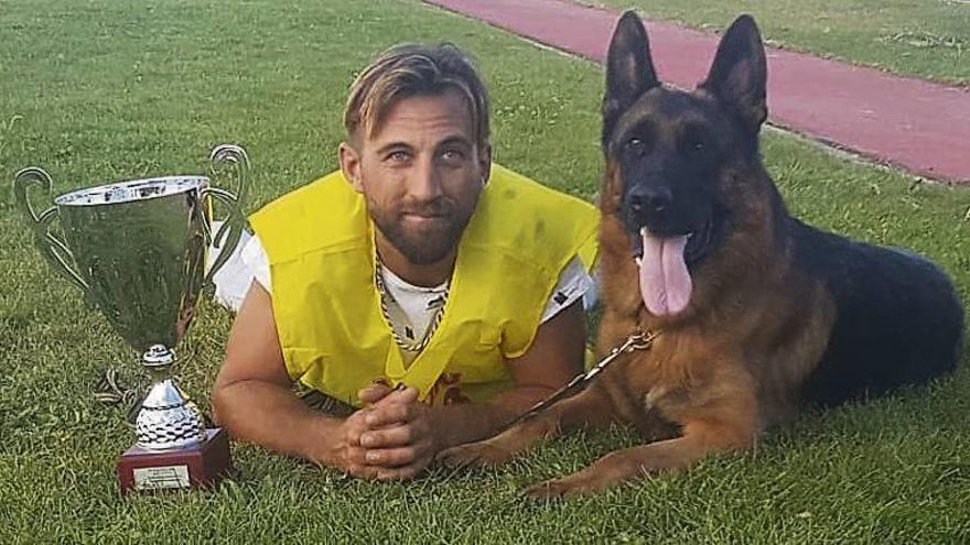 Jairo Rodríguez junto a su perro. // FDV