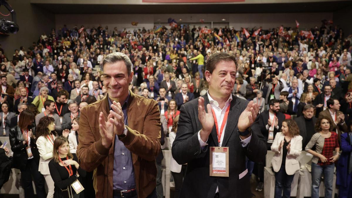 El presidente Sánchez y el candidato del PSOE a la Xunta, Gómez Besteiro, en la clausura de la convención política del PSOE en A Coruña