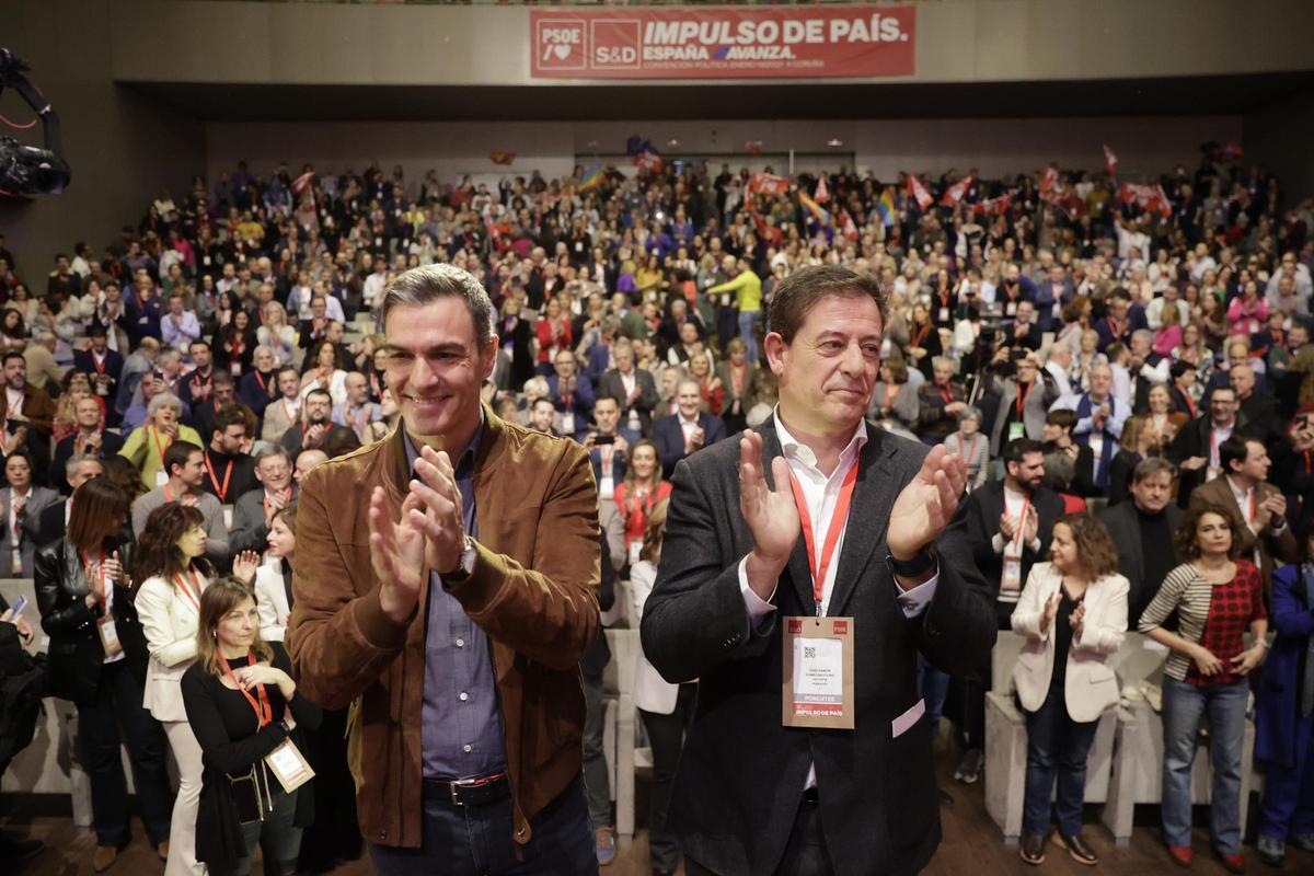 El presidente Sánchez y el candidato del PSOE a la Xunta, Gómez Besteiro, en la clausura de la convención política del PSOE en A Coruña