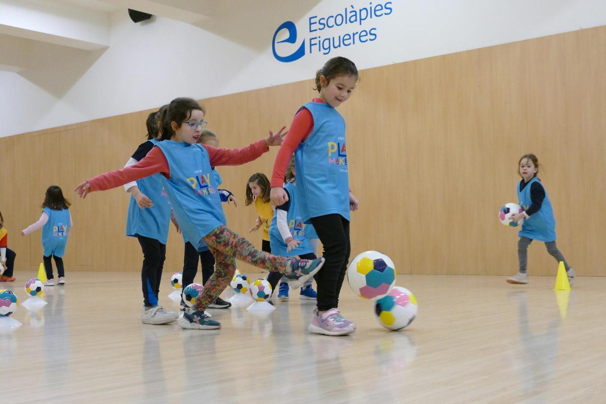 Escolàpies Figueres impulsa el futbol femení amb el projecte Playmakers de la UEFA i Disney