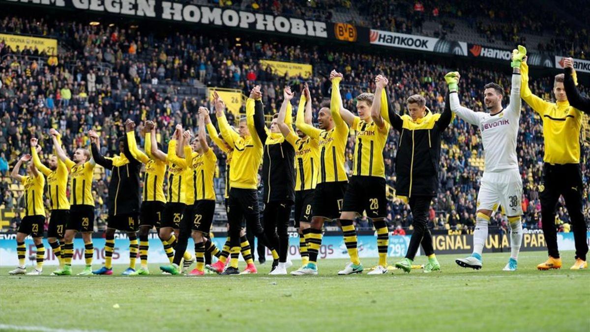 Los jugadores del Borussia agradecen el apoyo de su afición