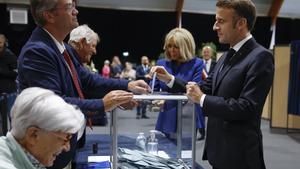 El presidente francés Macron vota en la segunda vuelta de las elecciones parlamentarias