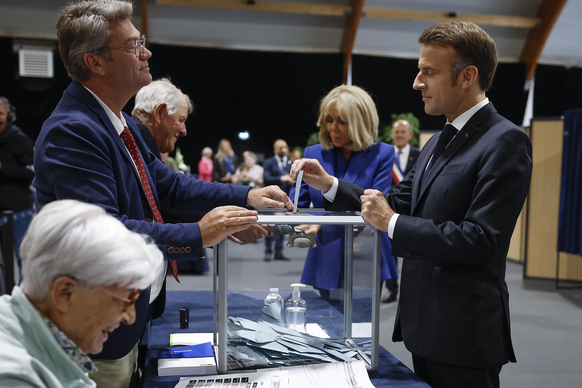El presidente francés Macron vota en la segunda vuelta de las elecciones parlamentarias