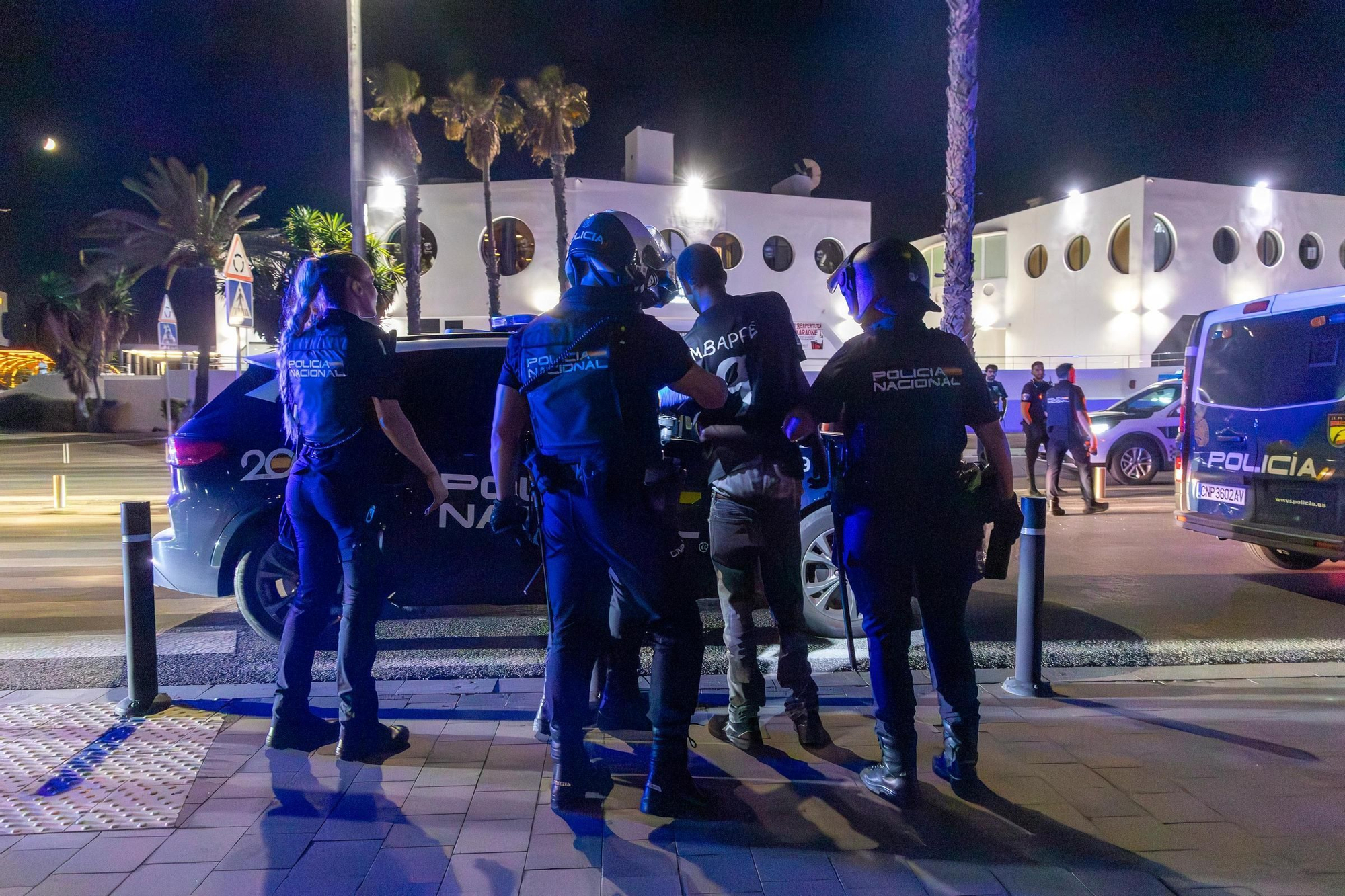 Operativo conjunto policial contra el ‘top manta’ en el puerto de Alicante