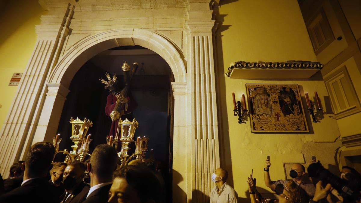 Madrugada de traslados para la veneración 'El Verbo Encarnado' en la Catedral