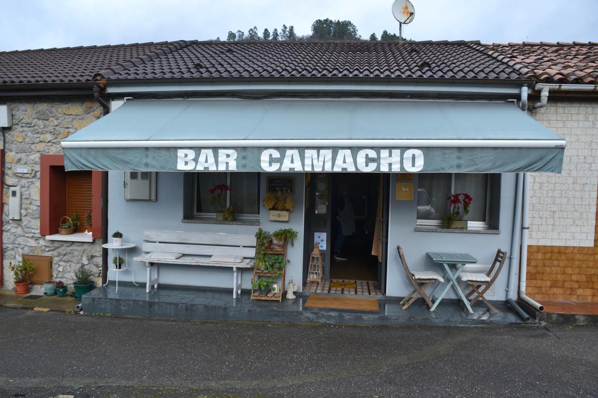 Fachada del Bar Camacho en Anieves (Oviedo)