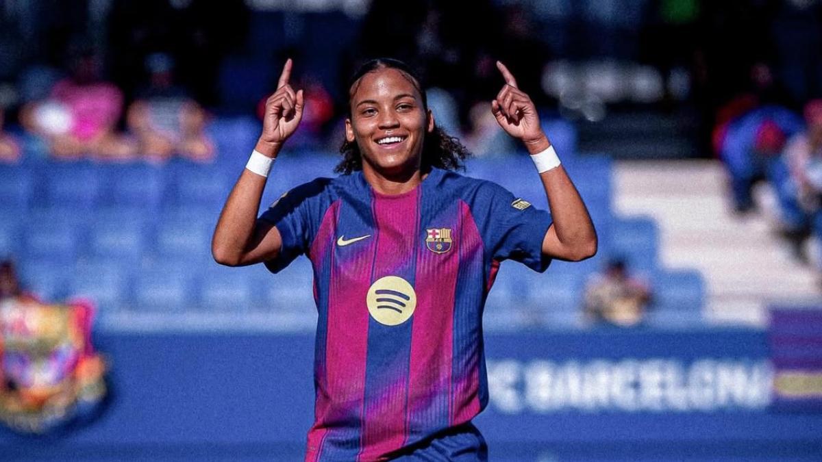 Vicky López celebra uno de sus goles