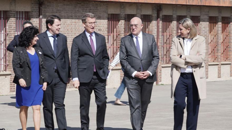 El presidente del PP, Alberto Núñez Feijóo, ayer en el Centro «El Corro», junto al presidente de la Junta, Alfonso Fernández Mañueco, la consejera de Familia, Isabel Blanco, y el alcalde de Valladolid, Jesús Julio Carnero.