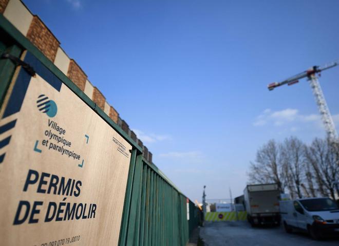 Una fotografía muestra el sitio de construcción cerrado de la futura Villa Olímpica y Paralímpica París 2024 en París, durante un estricto bloqueo en Francia destinado a frenar la propagación de la infección COVID-19, causada por el nuevo coronavirus