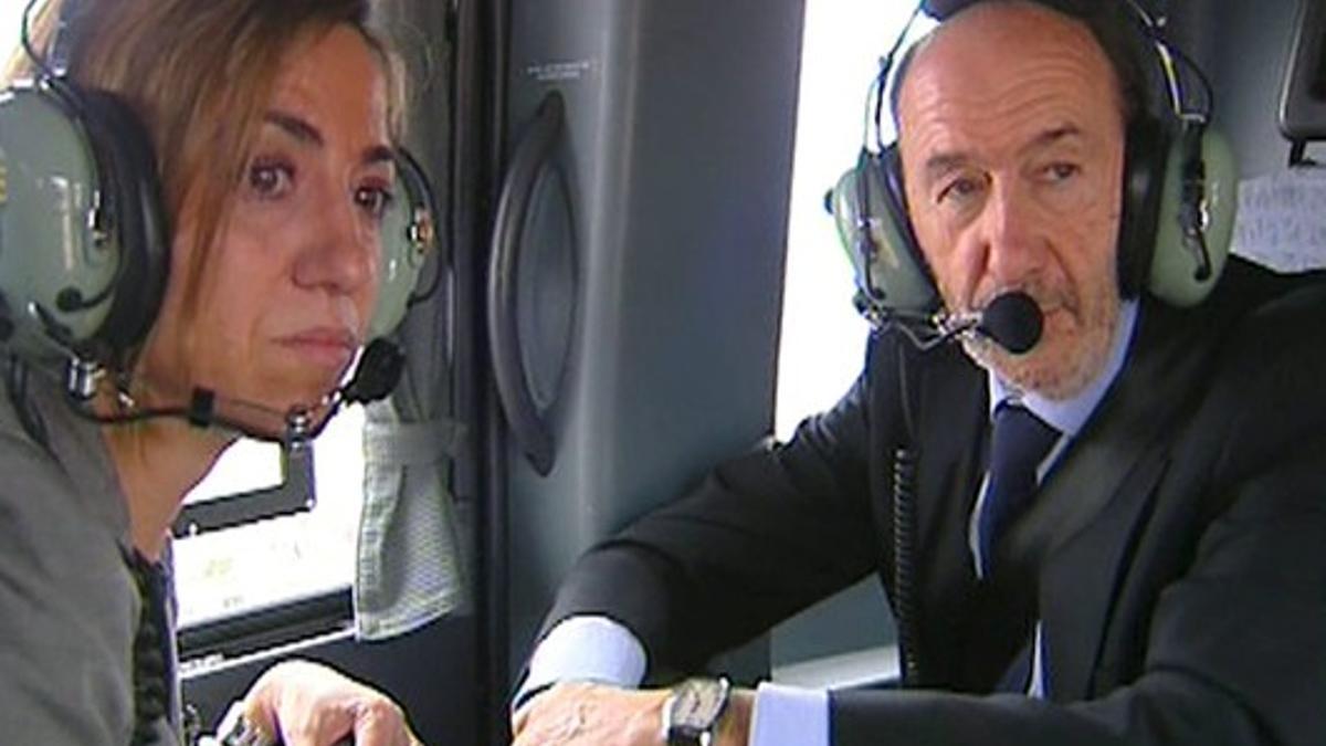 Carme Chacón y Alfredo Pérez Rubalcaba, en el helicóptero en el que sobrevolaron la zona del terremoto de Lorca, este jueves.
