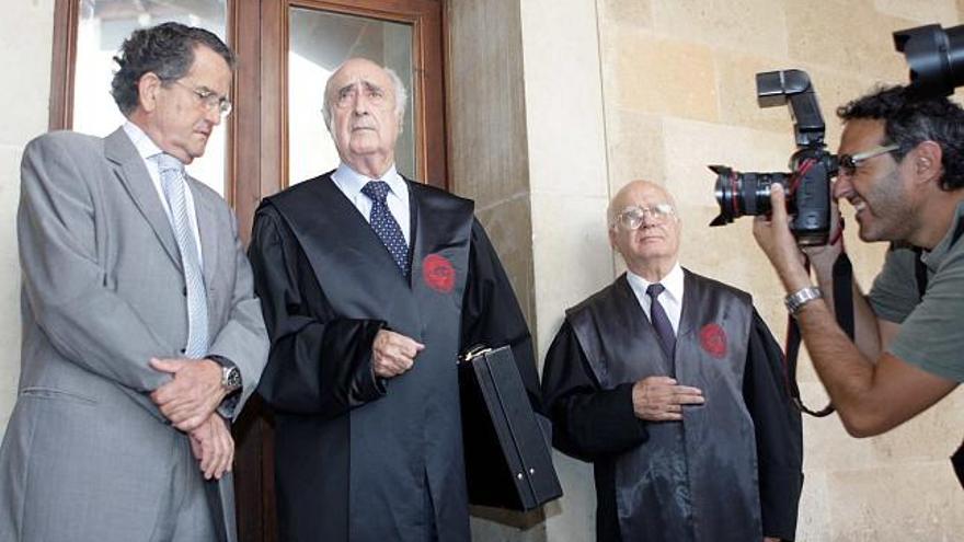 El alcalde de Llucmajor, Lluc Tomàs, junto a sus abogados, ayer, momentos antes de entrar de entrar en la sala