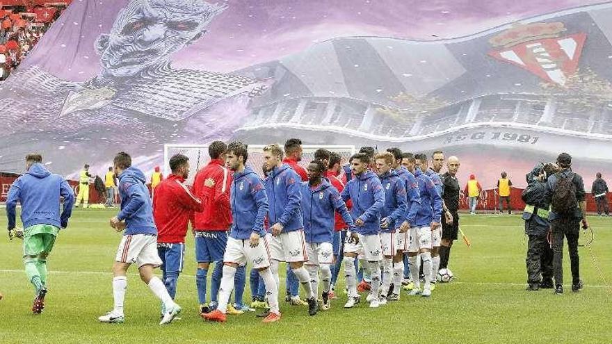 Saludo inicial del Sporting y el Oviedo en el derbi.