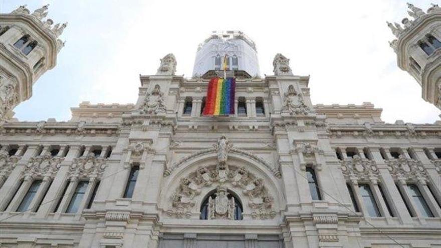 La bandera LGTBI ondeará en Cibeles desde este viernes