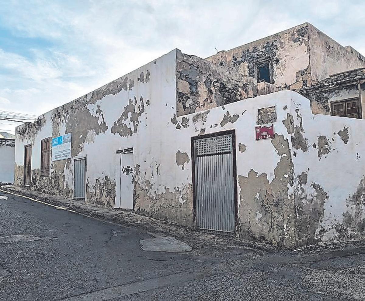 Fachada de una vivienda antigua en la calle Ruiz de Alda.