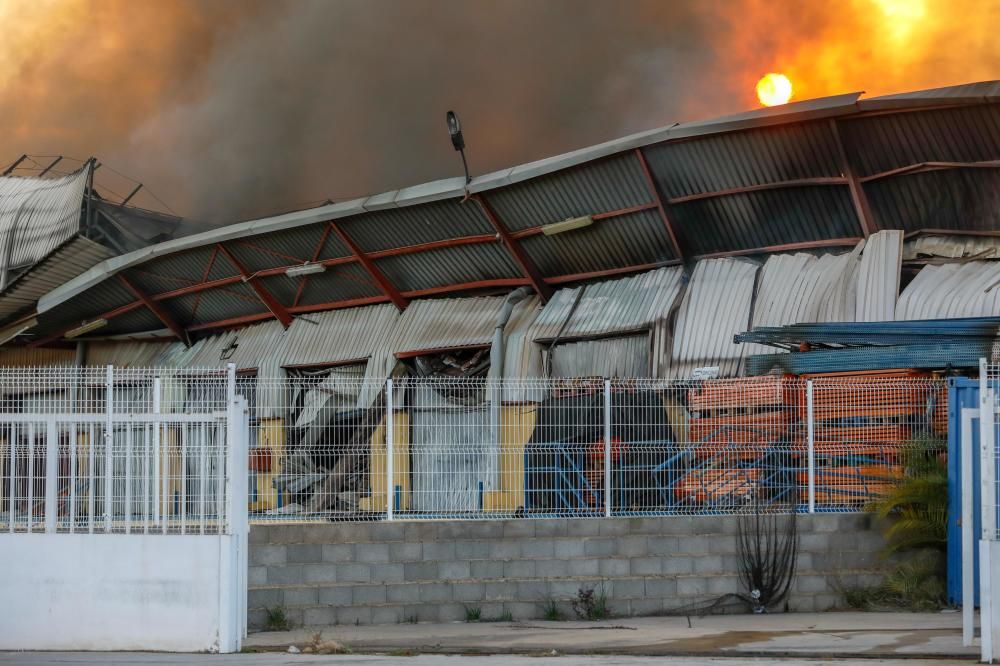 Un incendio arrasa una empresa de regalos en Manises