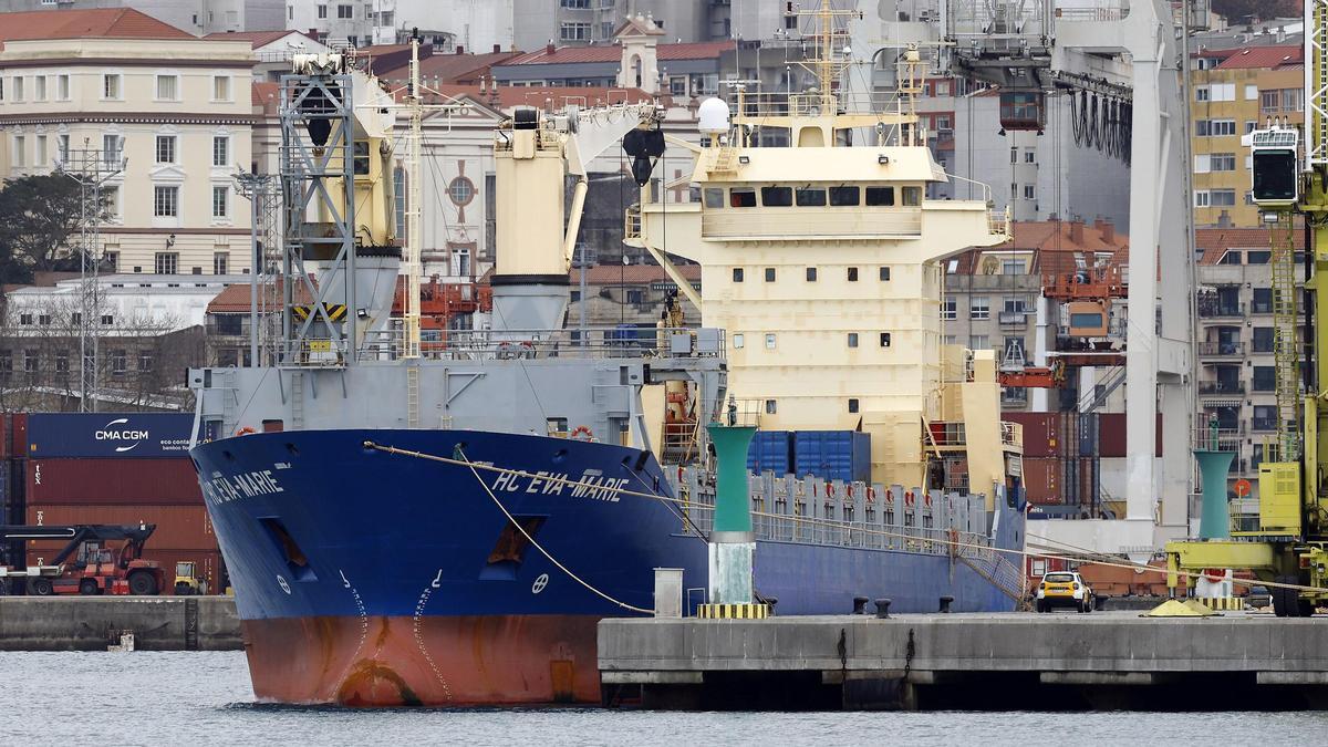 El buque mercante HC Eva-Marie, atracado en el muelle Transversal desde hace 6 días