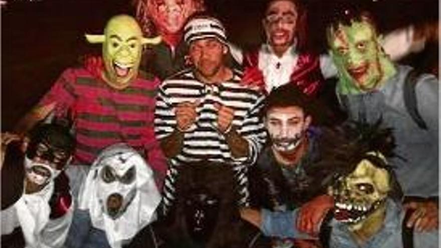 Els jugadors del Barça disfrassats amb màscares.