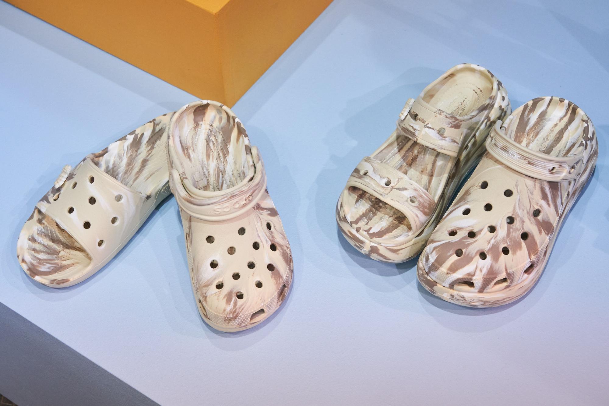 Las zapatillas Crocs que arrasan en Amazon no son las clásicas, sino  mejores y más tendencia - Woman