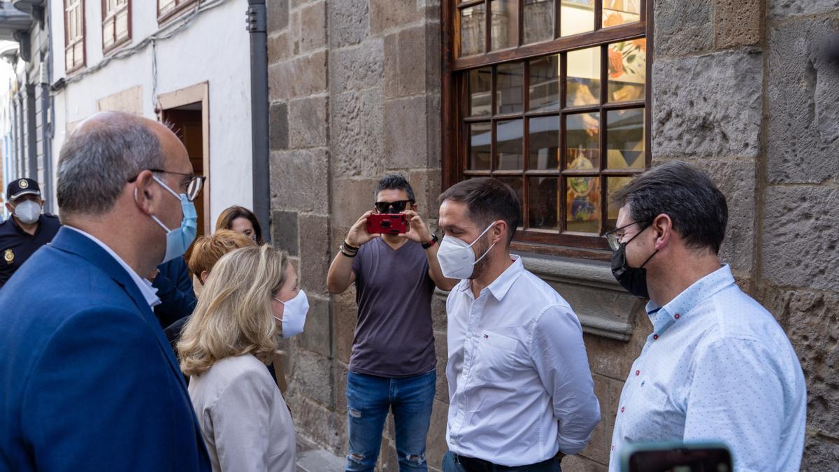 La vicepresidenta primera, Nadia Calviño, el delegado del Gobierno de Canarias, Anselmo Pestana, saludan al presidente del Cabildo de La Palma, Mariano Hernández.