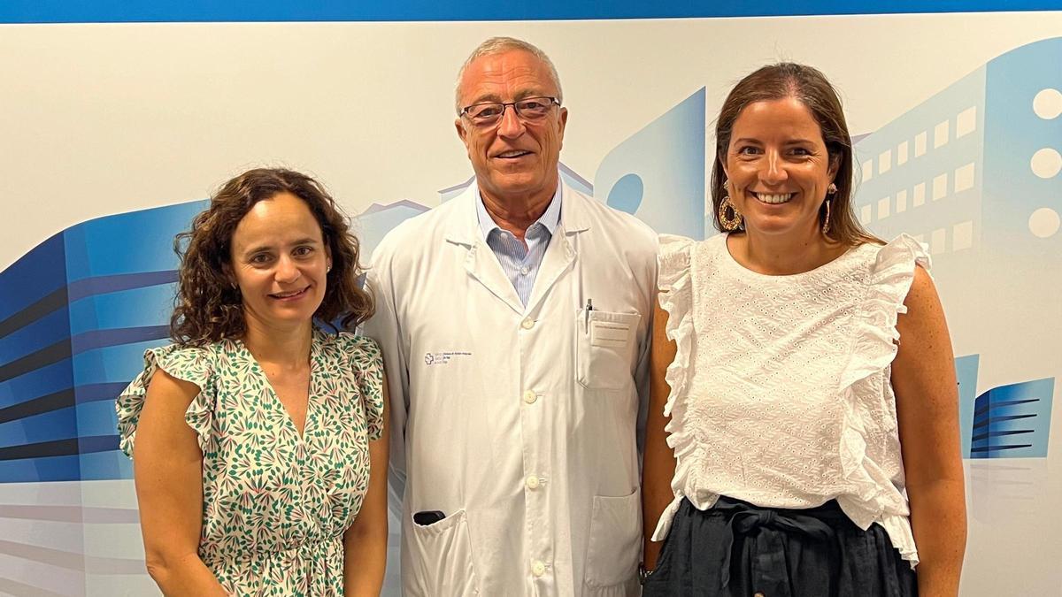 El gerente, Javier Puente Prieto, con las doctoras Guede (dcha.) y Melcón.