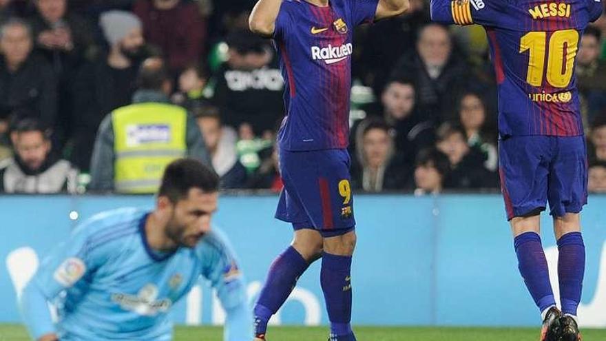 Messi y Suárez celebran uno de los goles ante Adán.