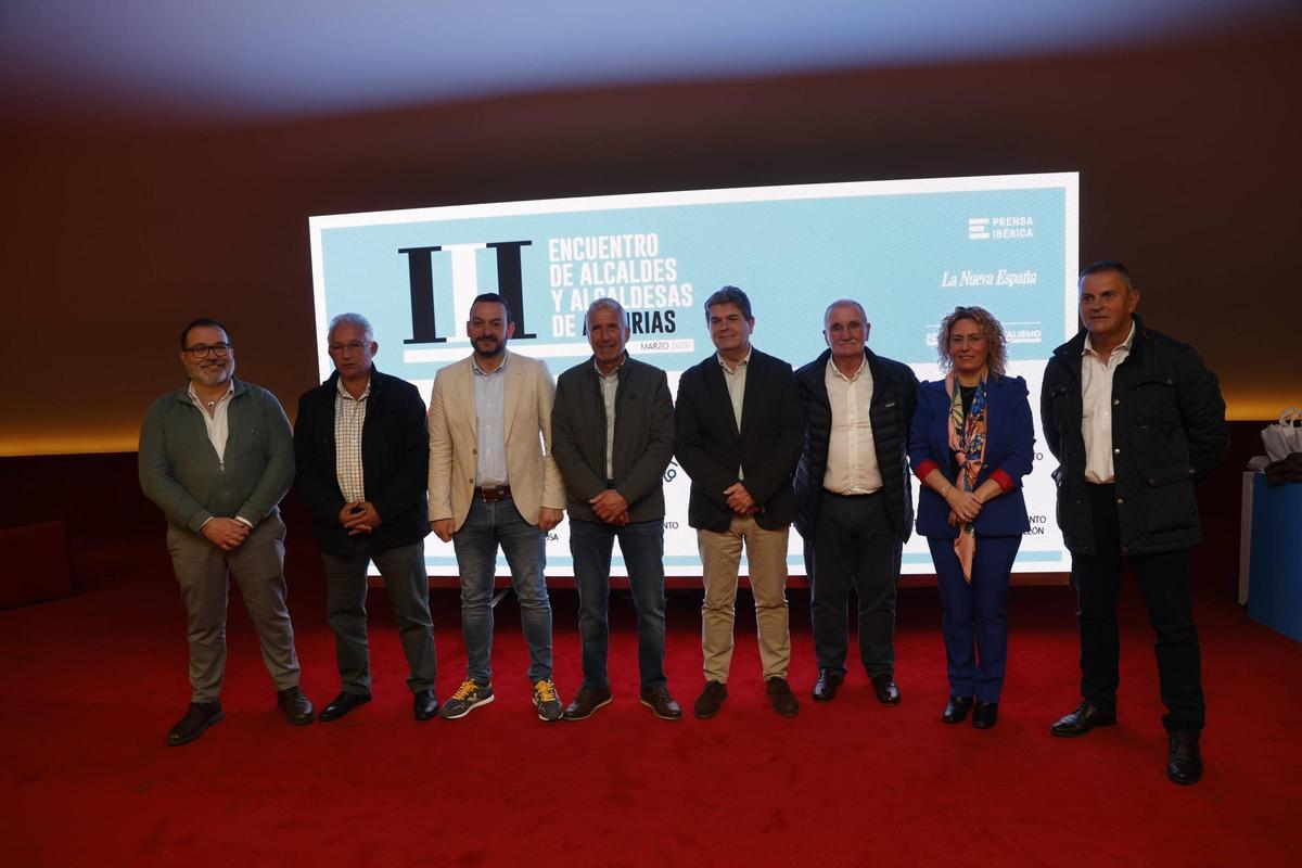 Por la izquierda, Roberto García (Langreo), Roberto Álvarez (Riosa), Manuel Ángel Álvarez (Mieres), Marcelino Martínez (Sobrescobio), José Ramón Martín Ardines (San Martin del Rey Aurelio),  Miguel Fernández (Caso), Gema Álvarez (Lena) y Mino García (Morcín)..