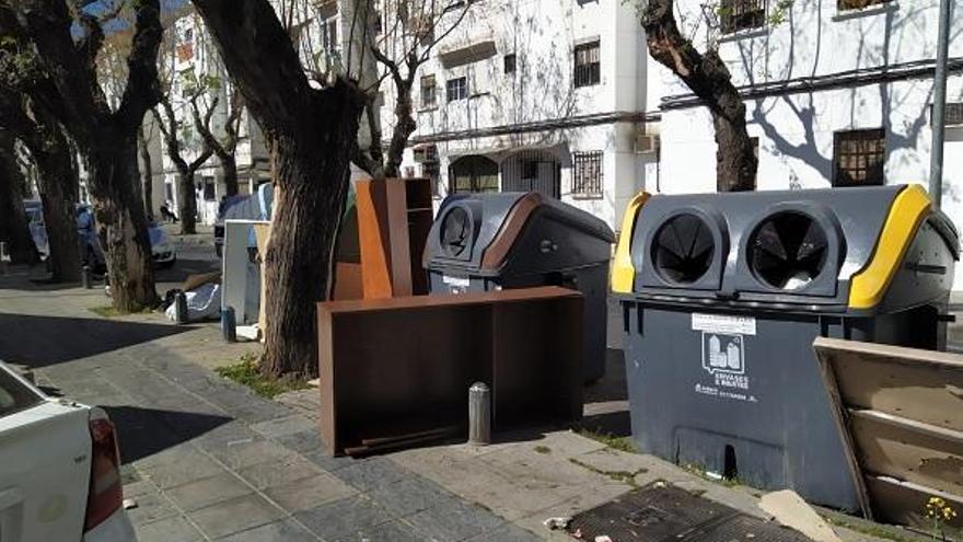 La Mirada del Sur denuncia la falta de civismo de quienes abandonan muebles en los contenedores