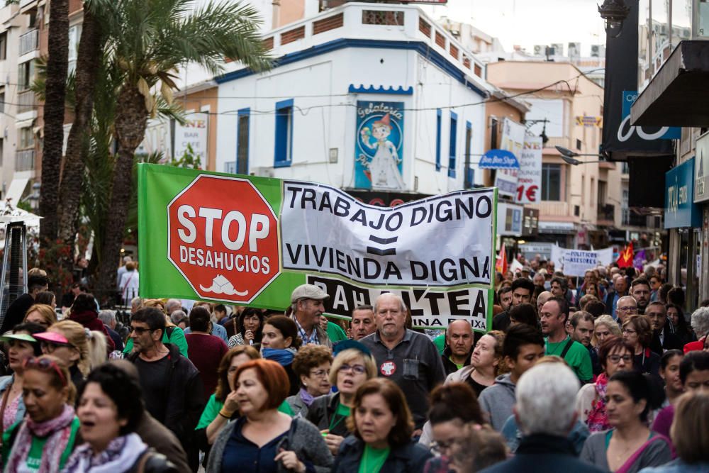 Multitudinaria manifestación contra la precariedad laboral en Benidorm