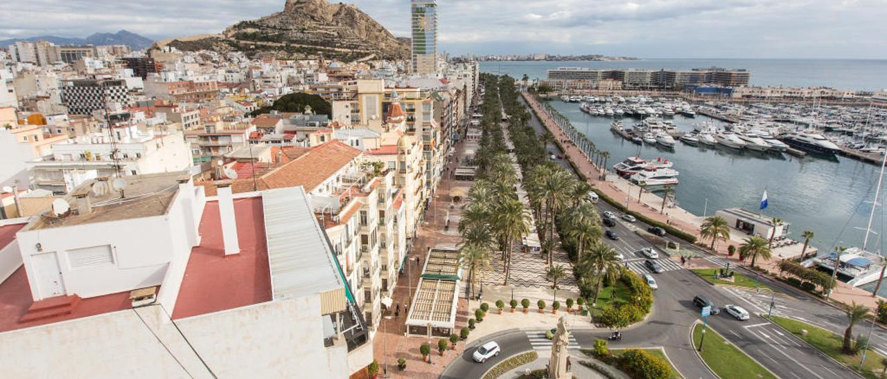 La fachada marítima de Alicante, con la Explanada y el Puerto en primer término.