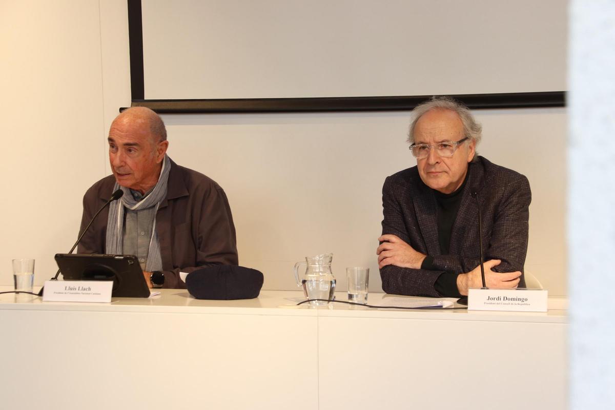 Lluís Llach, president de l'ANC, i Jordi Domingo, del Consell de la República, Jordi Domingo, en roda de premsa