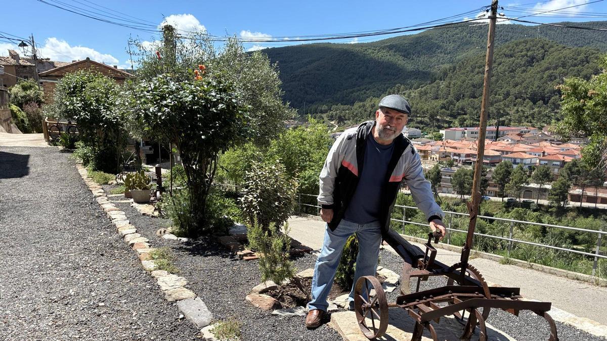 Leonardo García amb un dels estris antics exposats al carrer del Castell, que ell mateix ha condicionat